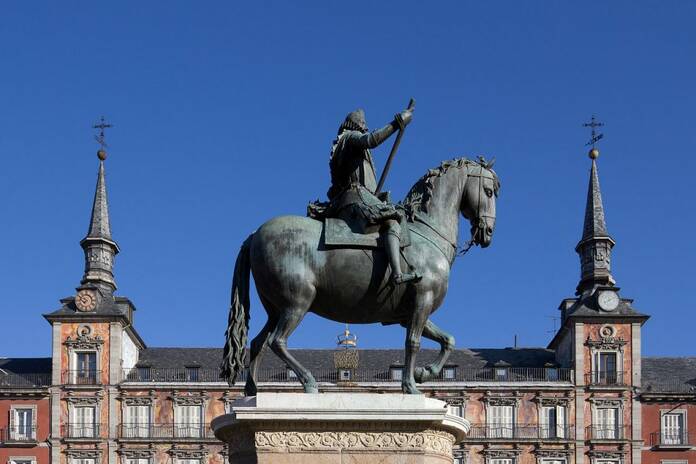 Madrid 'a caballo'. Estas son las curiosas historias de sus estatuas más célebres 1280px Felipe III Casa de la Panaderia Plaza Mayor de Madrid 04
