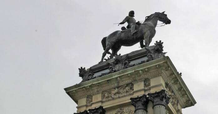 Madrid 'a caballo'. Estas son las curiosas historias de sus estatuas más célebres Mirador 1