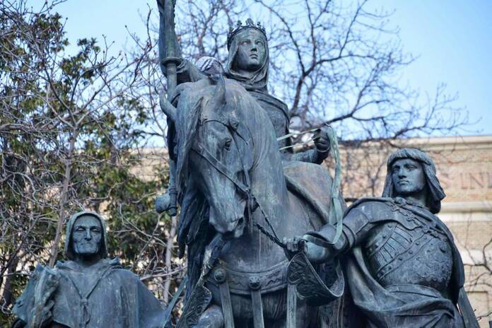 Madrid 'a caballo'. Estas son las curiosas historias de sus estatuas más célebres Monumento a Isabel la Catolica 1