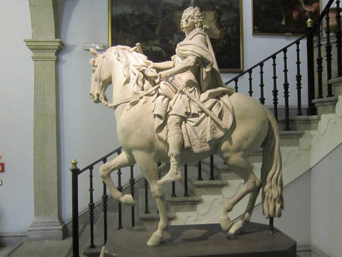 Madrid 'a caballo'. Estas son las curiosas historias de sus estatuas más célebres Y la version que hizo Robert Michel para el mismo concurso tambien en la Academia