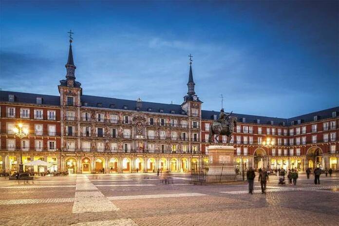 La Plaza Mayor de Madrid: Testigo de historias, encanto y gastronomía