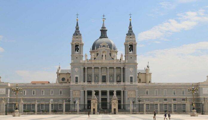 Secretos subterráneos de La Almudena: La Catedral de Madrid como nunca la has visto.